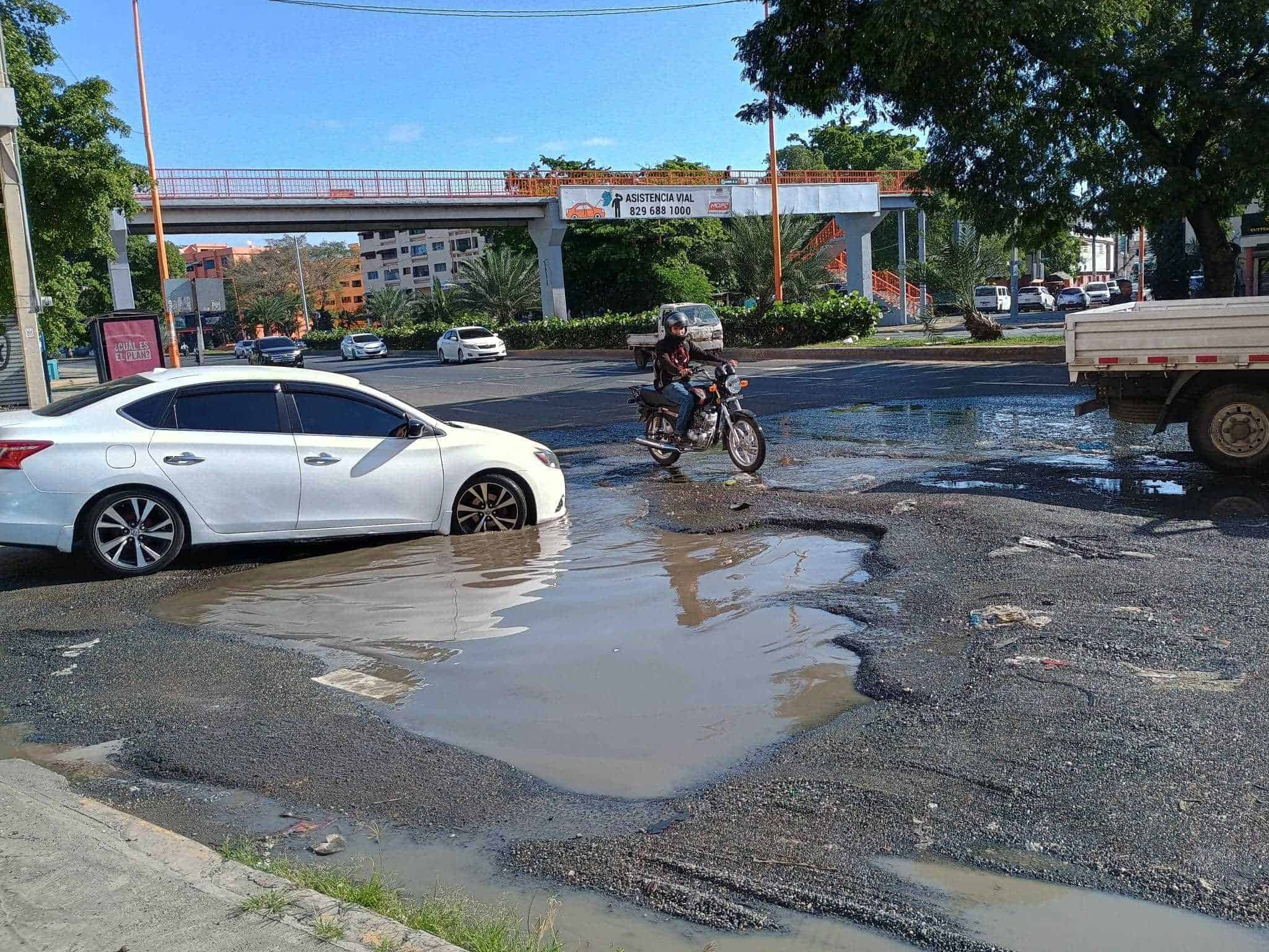 Los vehículos impactan en los hoyos.