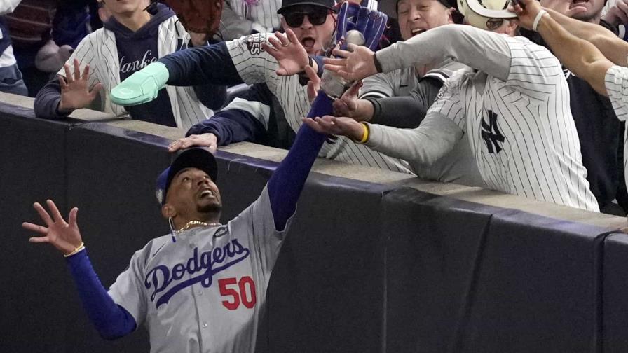 Vetan a fanáticos de los Yankees de MLB por interferir con Mookie Betts en la Serie Mundial Vetan a fanáticos de los Yankees de MLB por interferir con Mookie Betts en la Serie Mundial