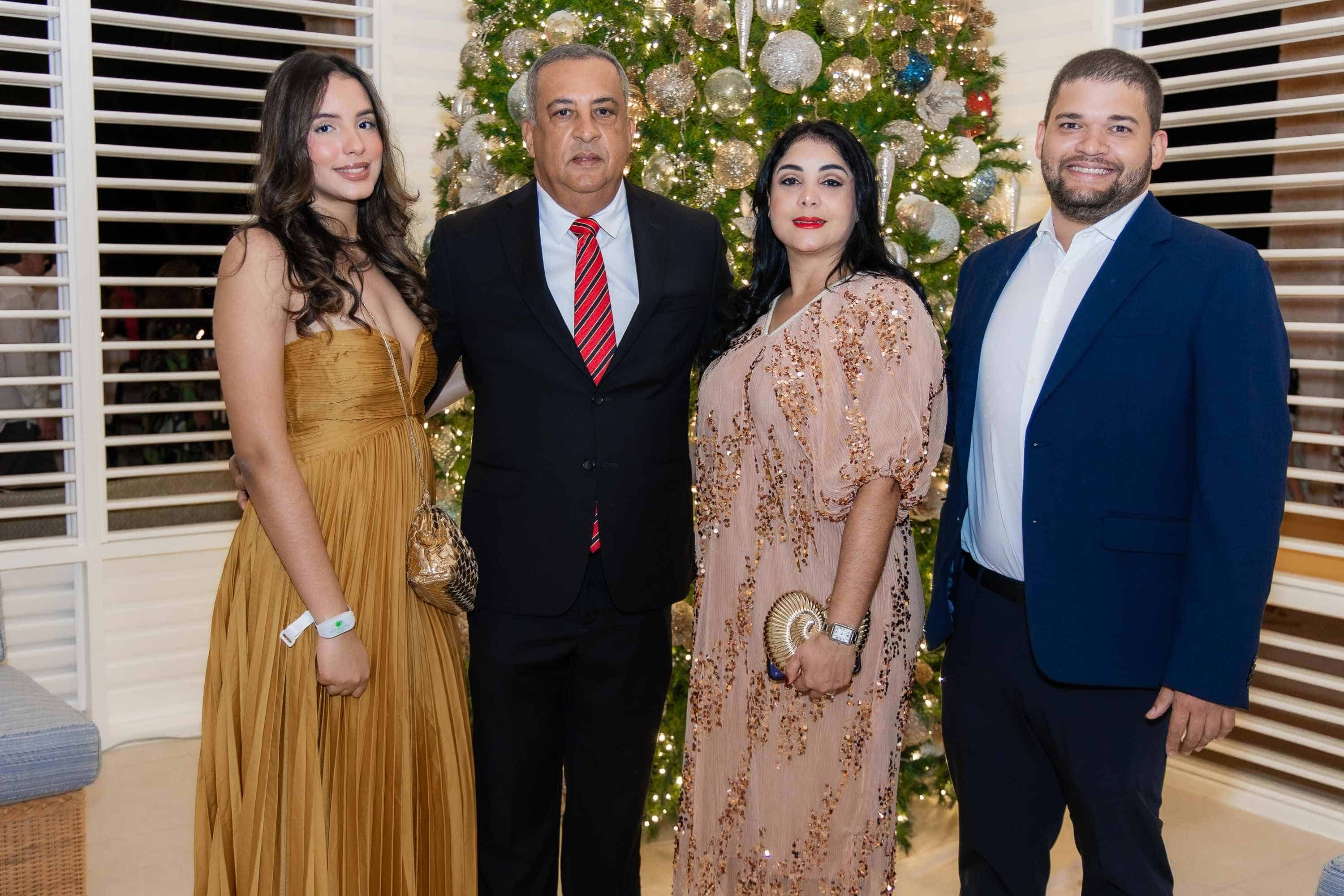 Maria Lee, Luis Lee Ballester, Patricia Núñez de Lee y Luis Eduardo Lee.