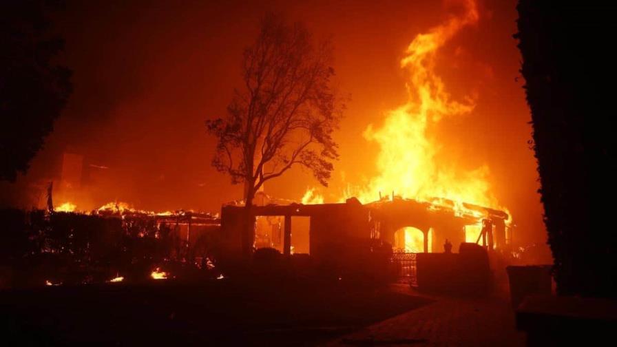 Los incendios siguen expandiéndose en Los Ángeles