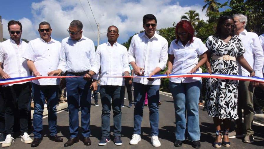 El Ministerio de Turismo entrega obra en Arroyo Barril y deja iniciadas otras en Samaná