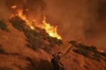 Bomberos bregan contra incendios de Los Ángeles con temor por fuertes vientos previstos