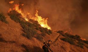 Vientos fuertes reavivan los incendios en Los Ángeles, Estados Unidos