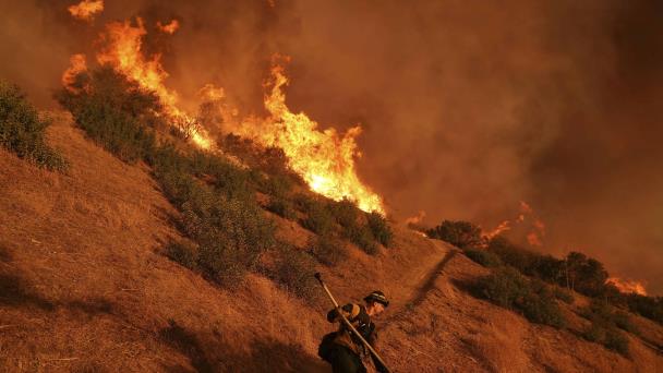 Vientos fuertes reavivan los incendios en Los Ángeles, Estados Unidos