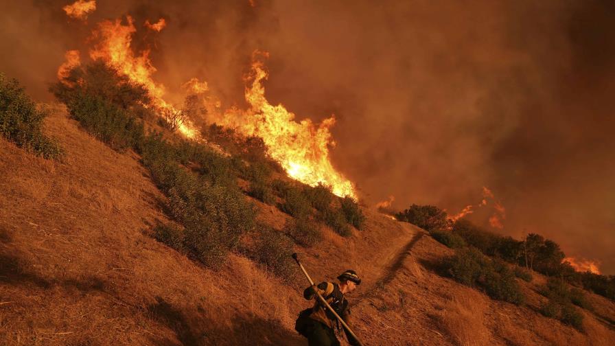 Vientos fuertes reavivan los incendios en Los Ángeles, Estados Unidos