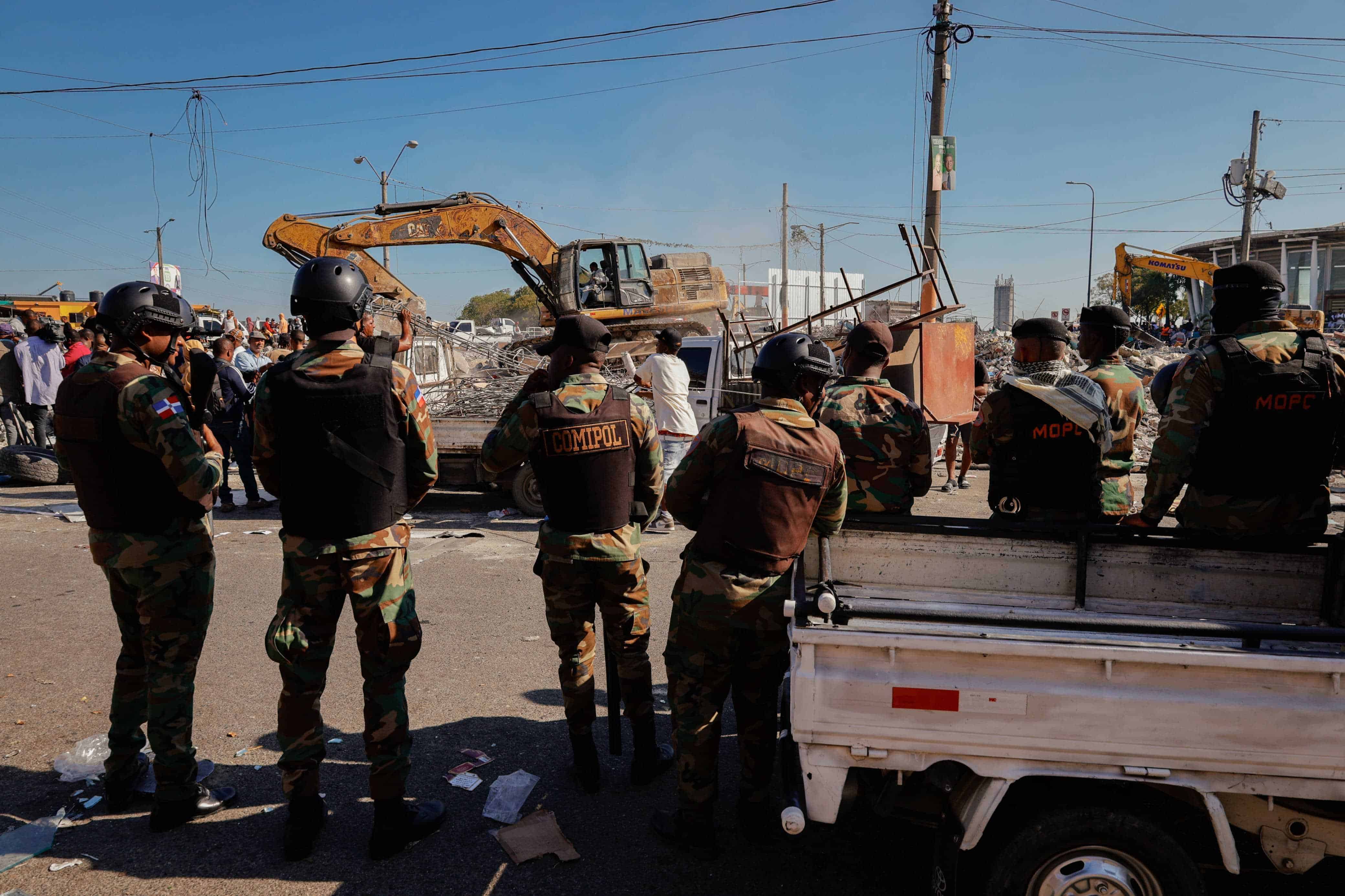 Militares observan durante el desalojo.