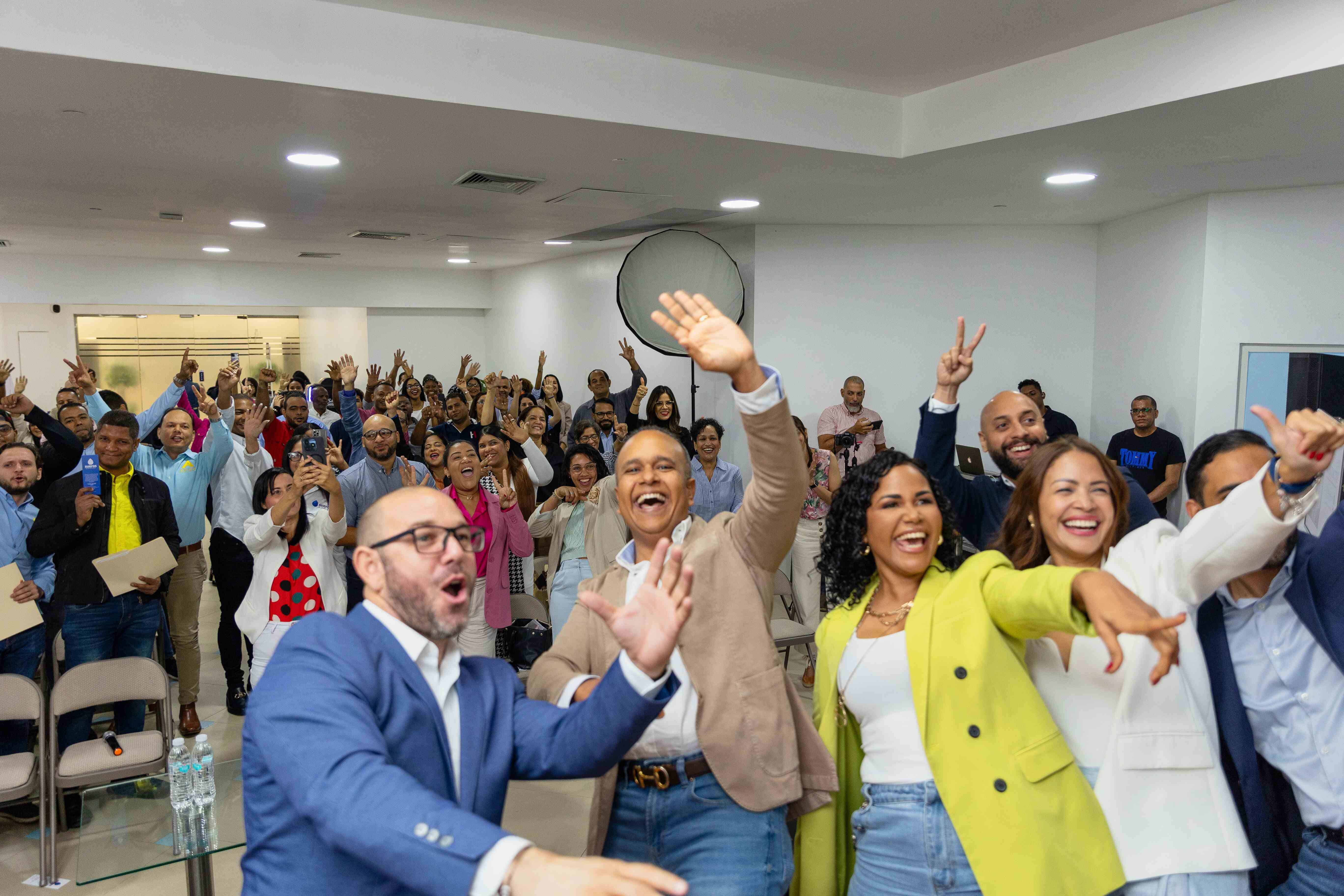   Los conferencistas con el público.