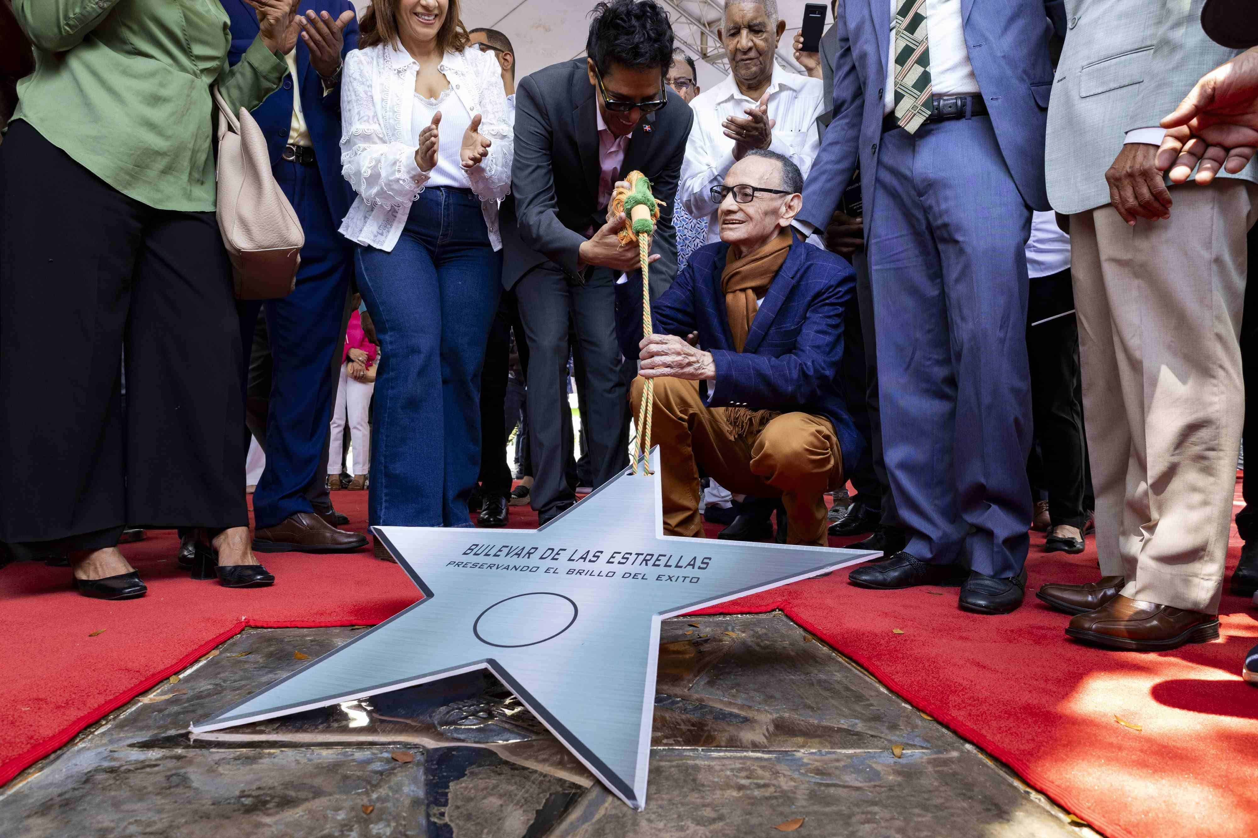 Bonny Cepeda acompañó a Luis Segura, al ser inmortalizado en el Bulevar de las Estrellas de Santo Domingo.