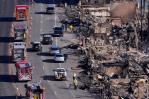 Los bomberos en Los Ángeles combaten el fuego y se preparan para más vientos intensos Los bomberos en Los Ángeles combaten el fuego y se preparan para más vientos intensos