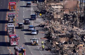 Los bomberos en Los Ángeles combaten el fuego y se preparan para más vientos intensos