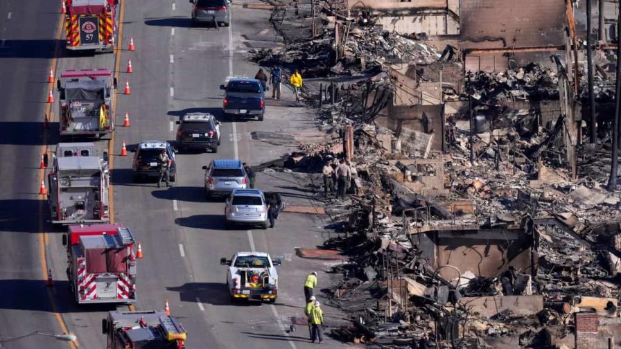 Los bomberos en Los Ángeles combaten el fuego y se preparan para más vientos intensos