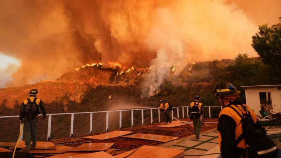 Bomberos bregan contra incendios de Los Ángeles con temor por fuertes vientos previstos