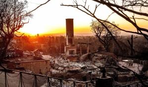 Rescatistas buscan cadáveres antes de que el viento arrecie en Los Ángeles