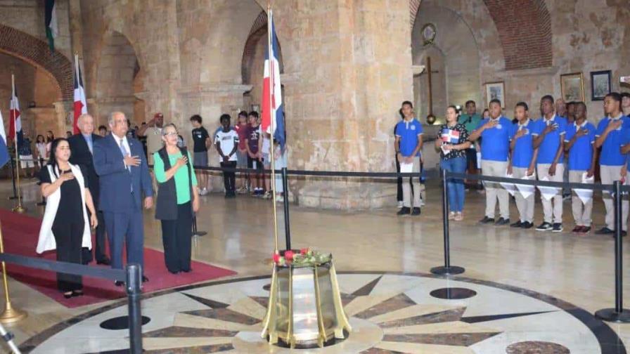 Depositan ofrenda floral en el Panteón de la Patria en memoria del historiador José Gabriel García