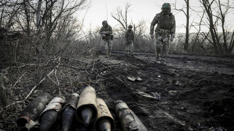 Fuerzas rusas rodean un bastión clave para cortar sus suministros, afirma un oficial ucraniano