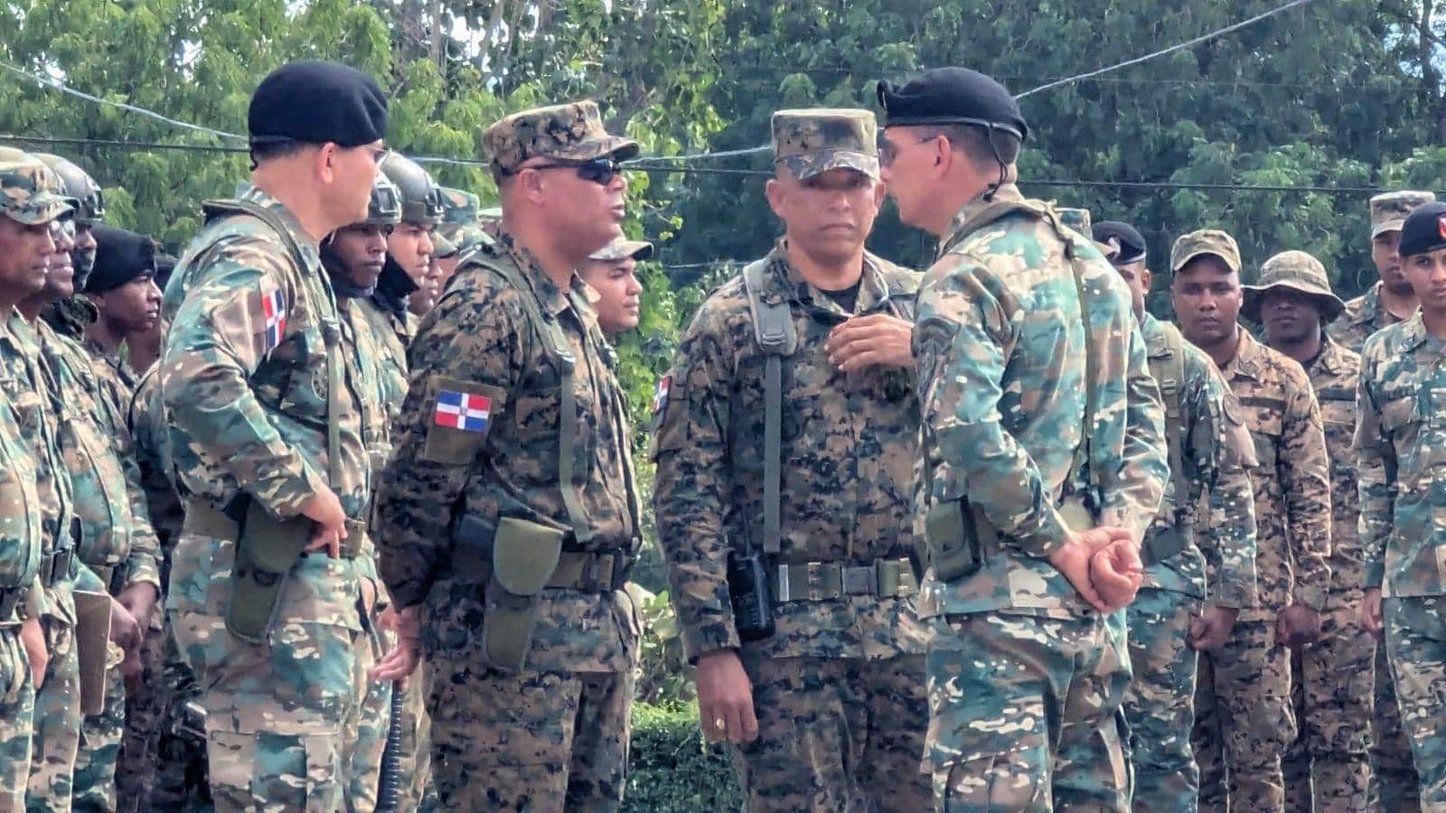 El comandante general del Ejército, Jorge Iván Camino Pérez, conversa con miembros de la institución durante una visita a la frontera.