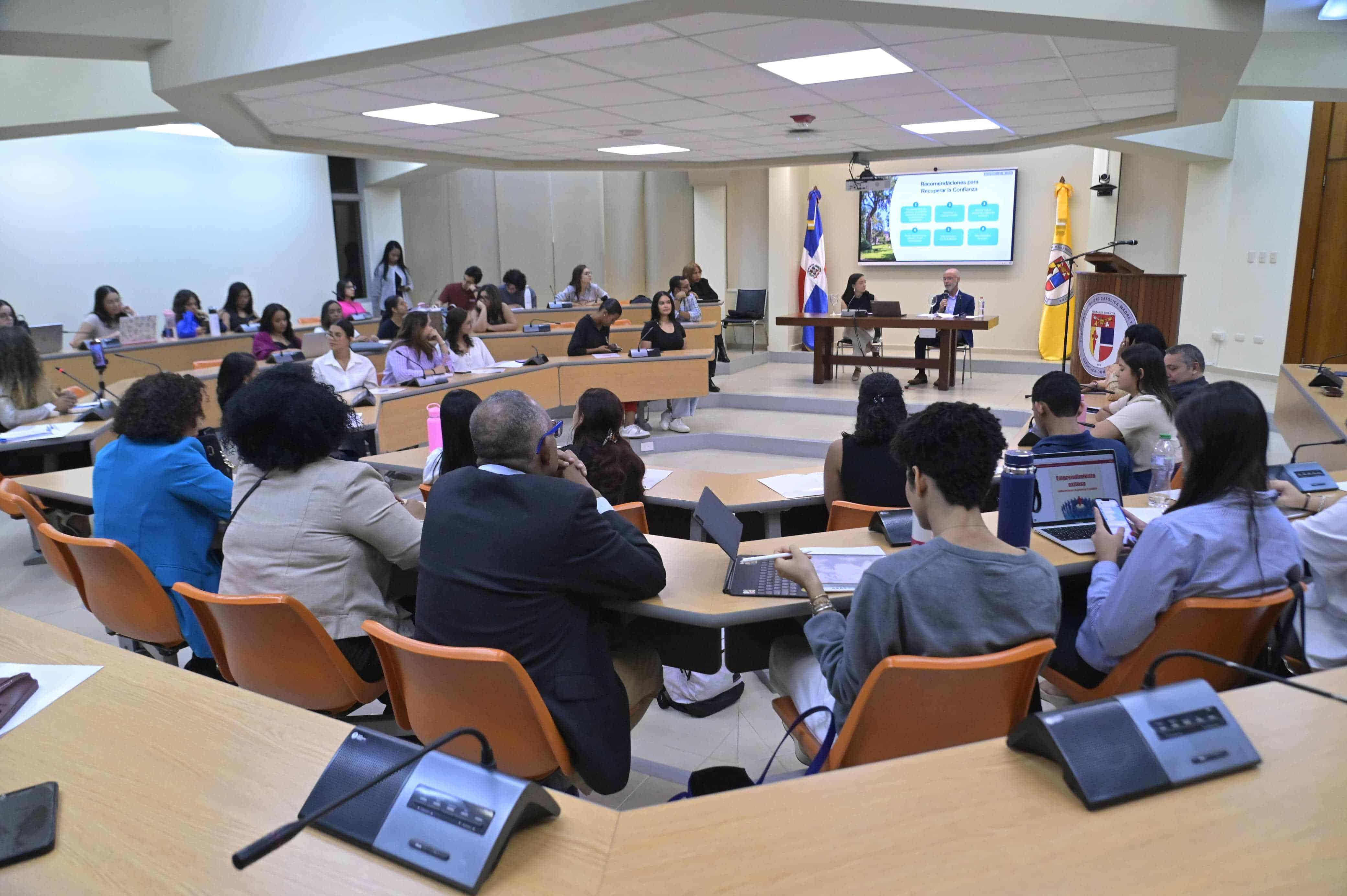 Participantes en el panel Herramientas para un periodismo ético e innovador.