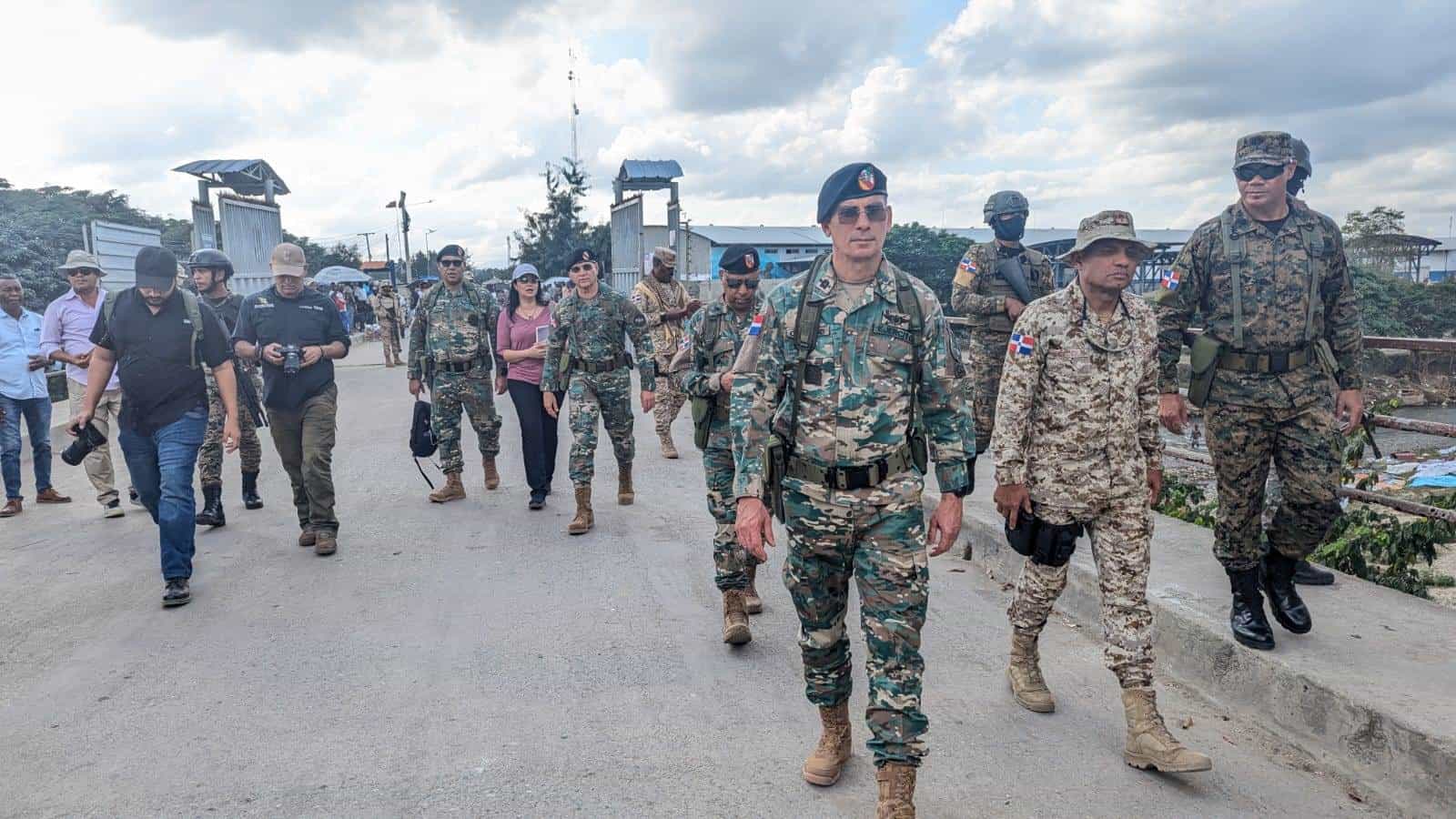 El comandante general del Ejército, mayor general Jorge Iván Camino Pérez, durante la visita a la frontera. 