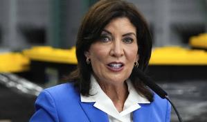 Gobernadora de Nueva York promete invertir 1,000 millones en lucha contra crisis climática