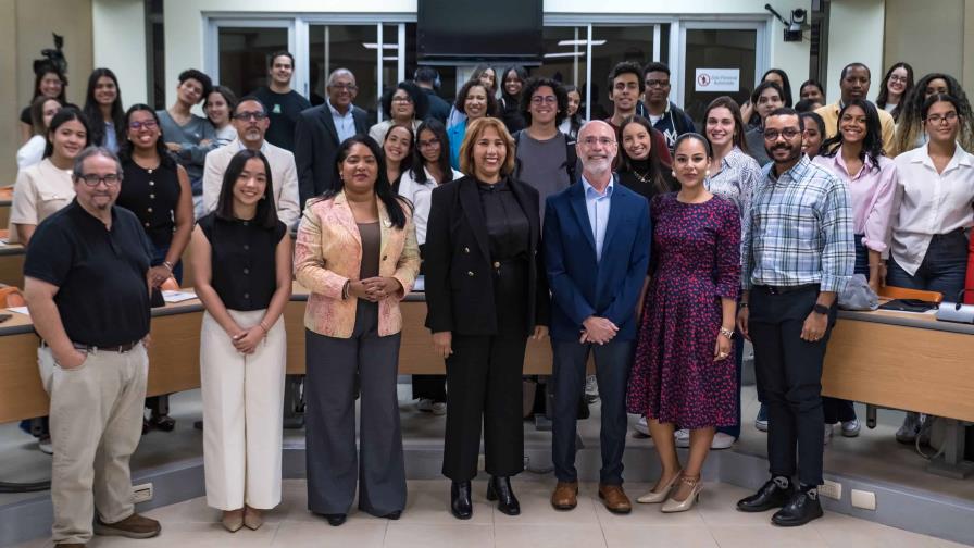 Pucmm y embajada de EE.UU. en RD realizan panel para hacer un periodismo ético e innovador