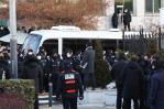 Las autoridades surcoreanas logran entrar en la residencia de Yoon para arrestarlo