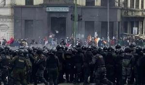 Choques en La Paz entre afines a Morales y la polic&iacute;a tras marcha por crisis econ&oacute;mica