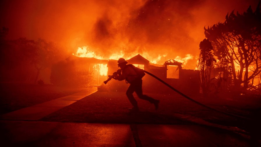 Los incendios en Los Ángeles comienzan a ceder, mientras autoridades combaten los saqueos