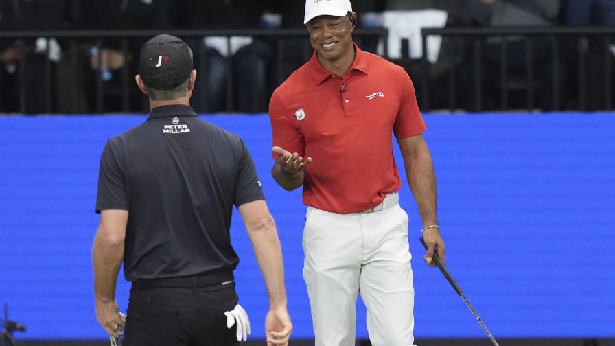 Tiger Woods debuta en la liga de golf bajo techo sin necesidad de presentación