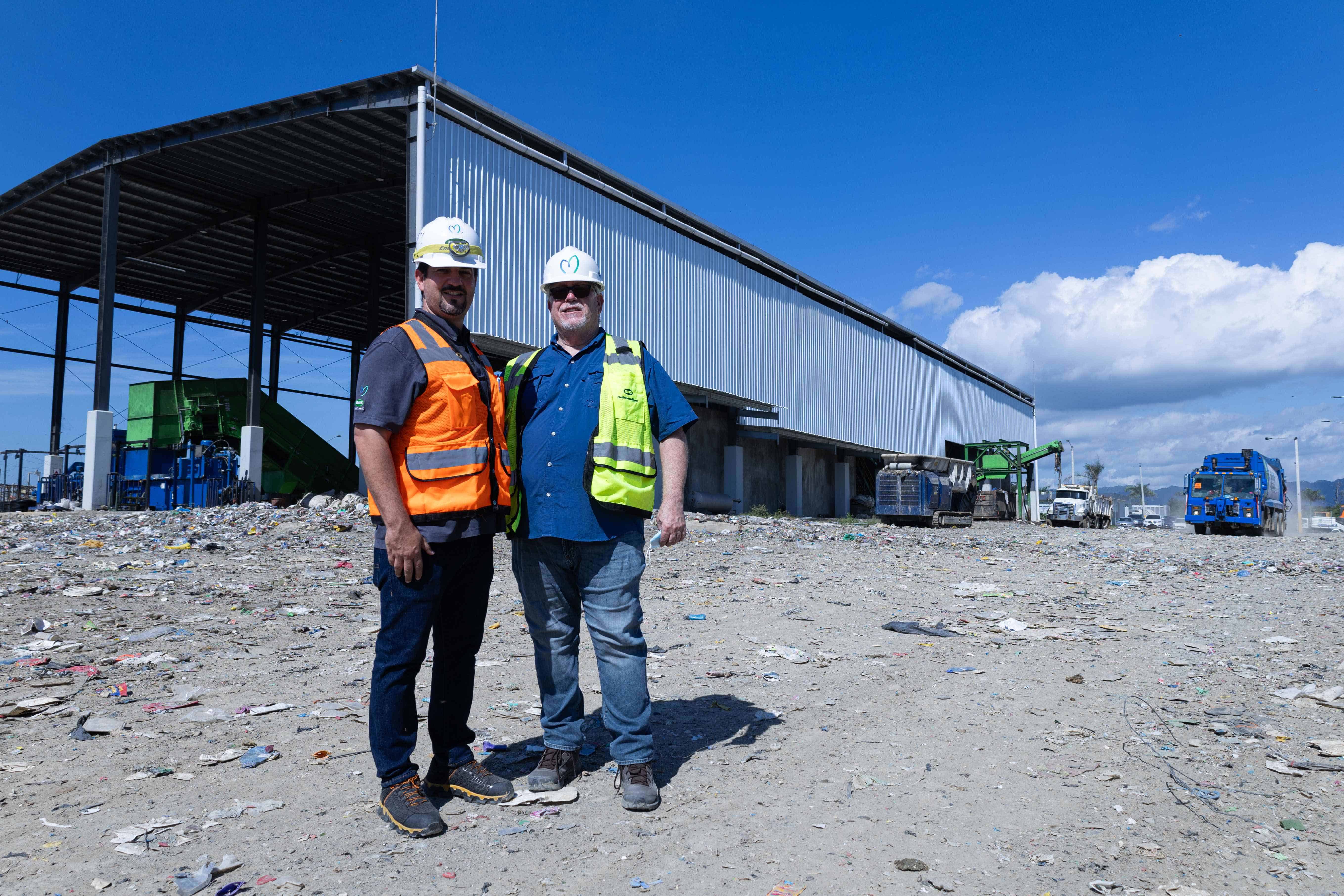 Carlos Espinal, gerente de Operaciones, y Brad Godfrey, director de Ingeniería de Móvil Soluciones Ambientales. 