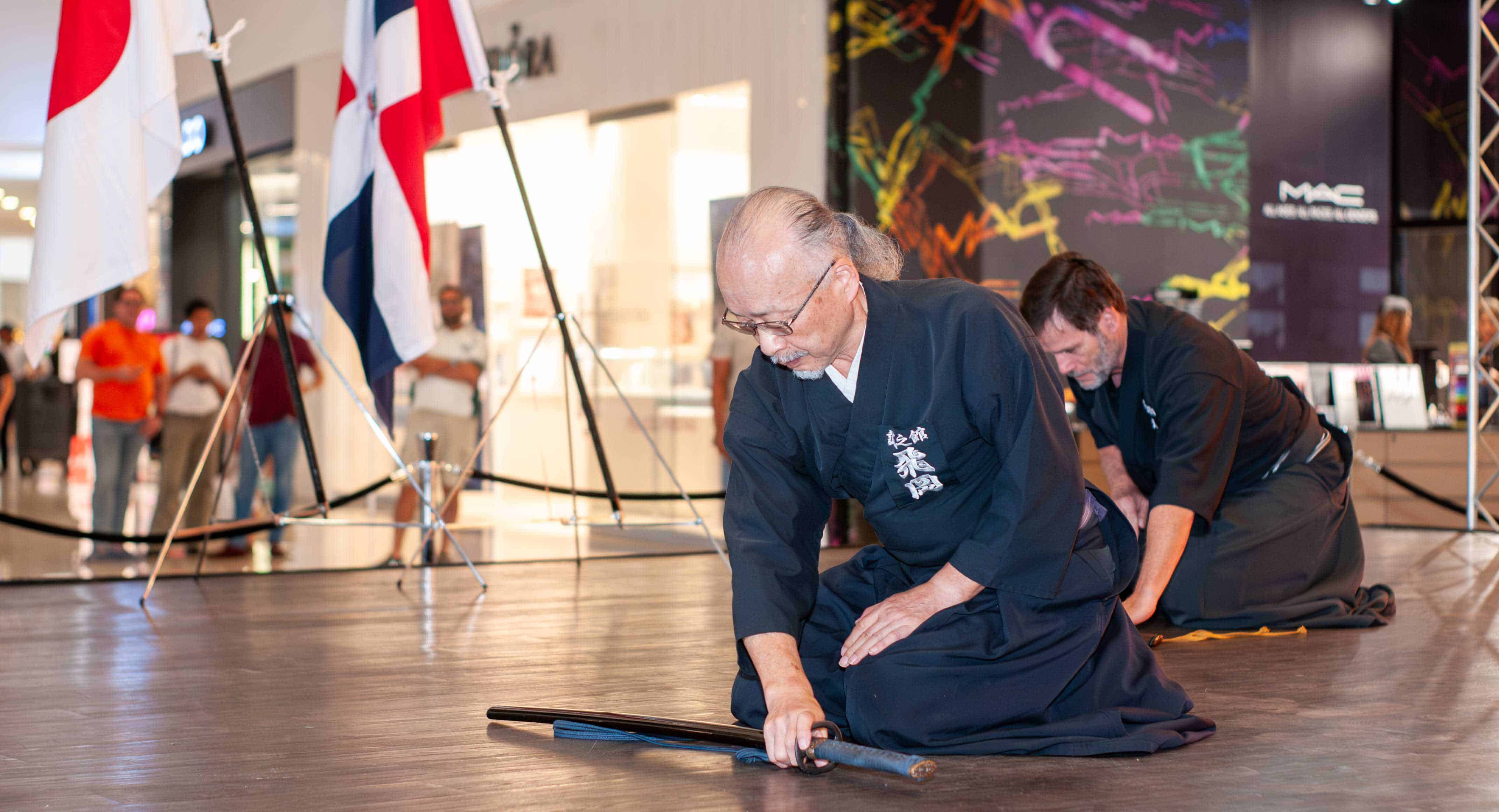 El sensei Satoru Tobioka haciendo el saludo a la katana.