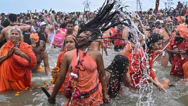 Arrancó en India la gigantesca peregrinación hinduista Kumbh Mela