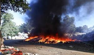Acusan a exempleado de provocar incendio en un depósito de plásticos