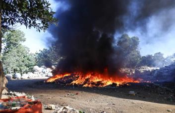 Acusan a exempleado de provocar incendio en un depósito de plásticos