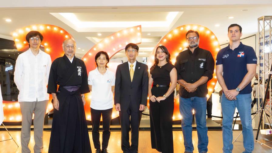 La Embajada del Japón presenta una exhibición de calendarios y trajes tradicionales