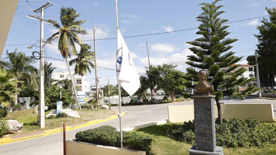 Izan bandera a media asta en Bayahíbe tras arresto del director municipal implicado en Panthera 7