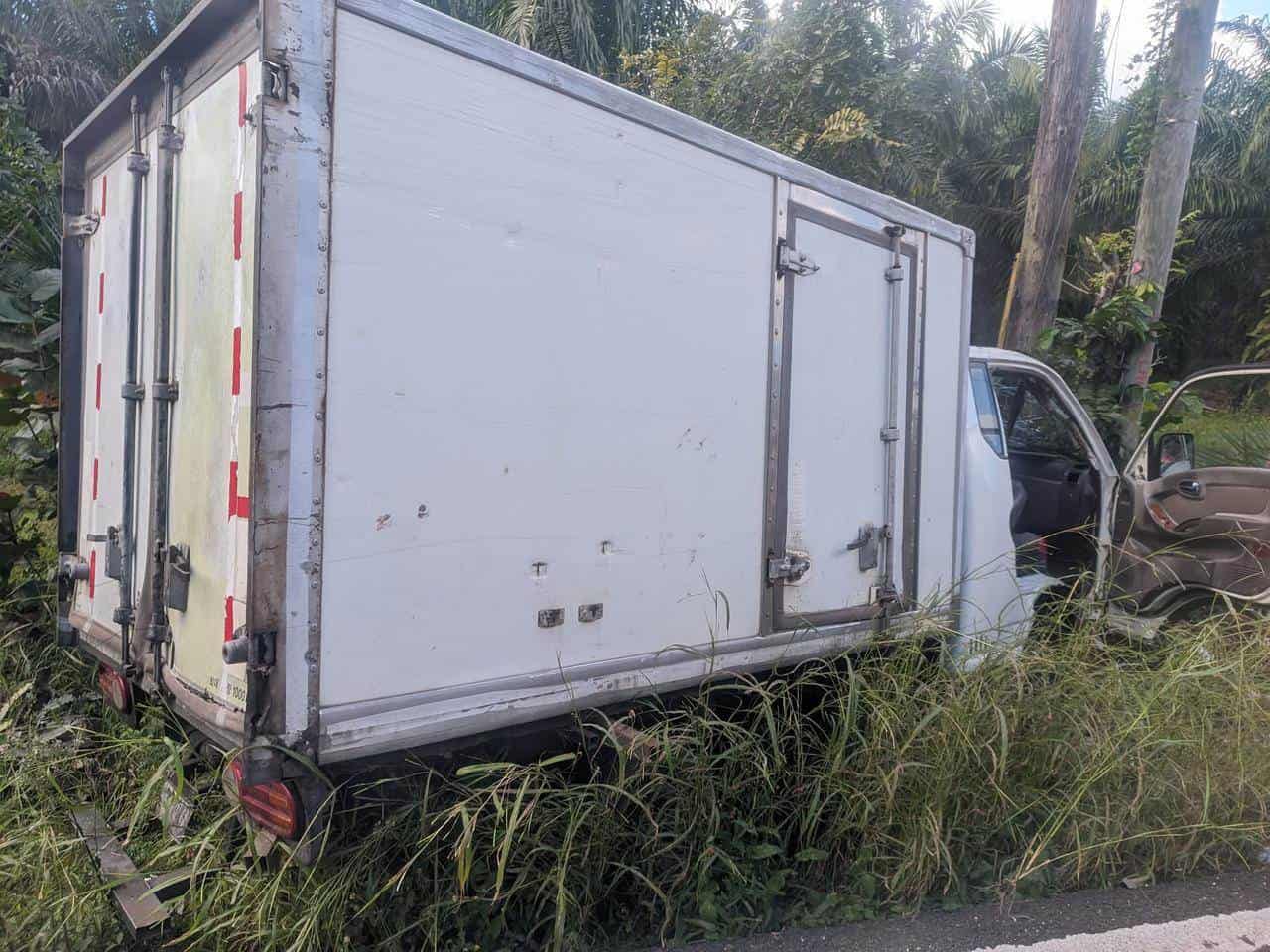 Este camión marca Mitsubishi, color blanco, placa L327045, terminó volcado en la orilla luego del accidente.