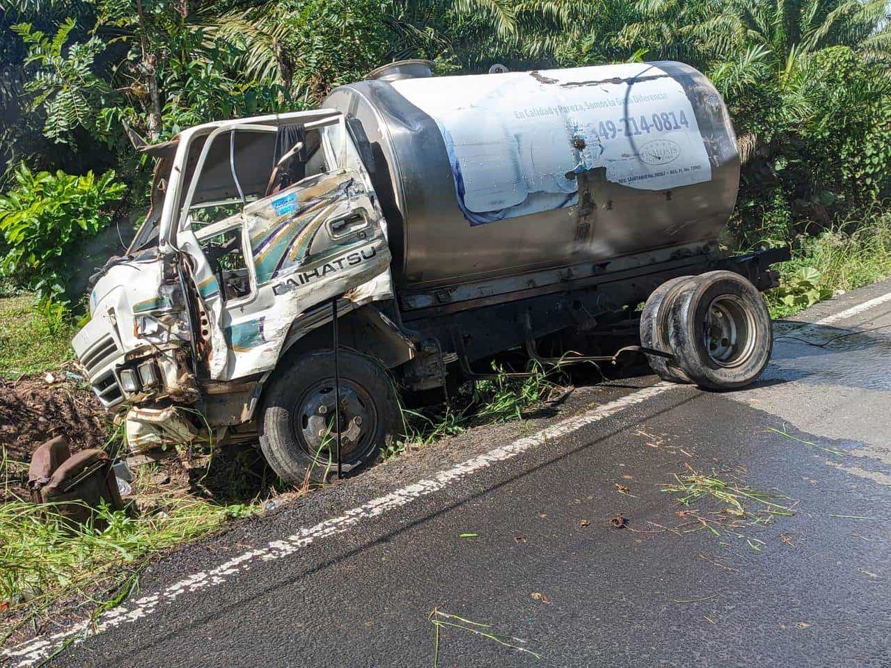 Un camión marca Daihatsu, color blanco, utilizado para la venta de botellones de agua estuvo involucrado en el accidente.