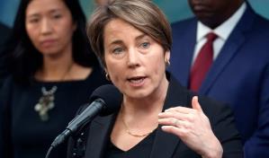 Gobernadora de Massachusetts propone que migrantes en refugios estén legalmente en EE.UU.