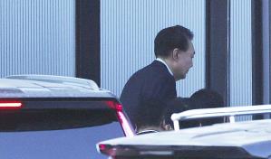 Policías de Corea del Sur detienen al presidente Yoon, quien había sido suspendido del cargo