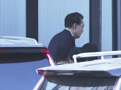 Policías de Corea del Sur detienen al presidente Yoon Suk-yeol