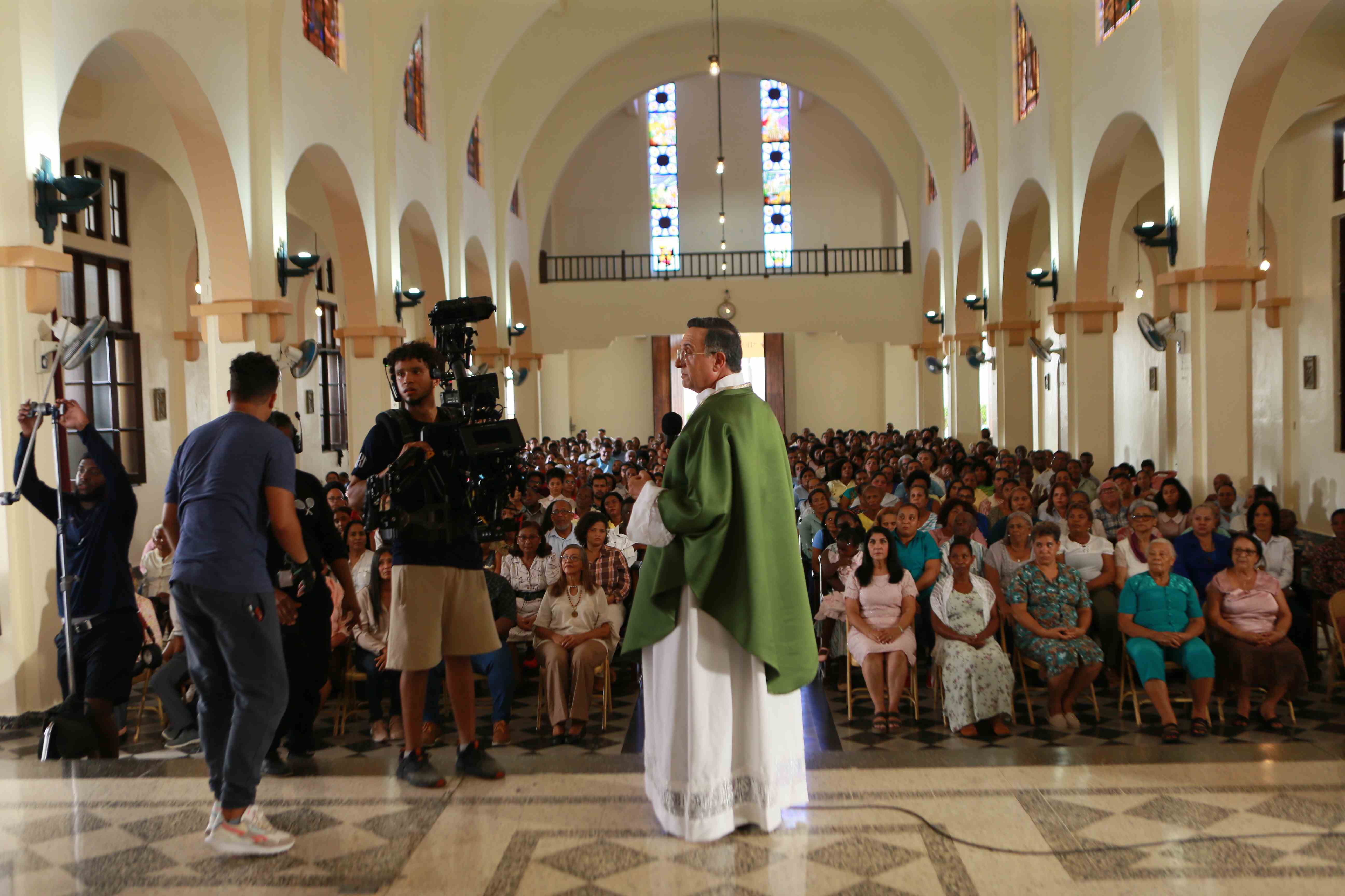  Juan Ángel interpreta al Padre Tardif.