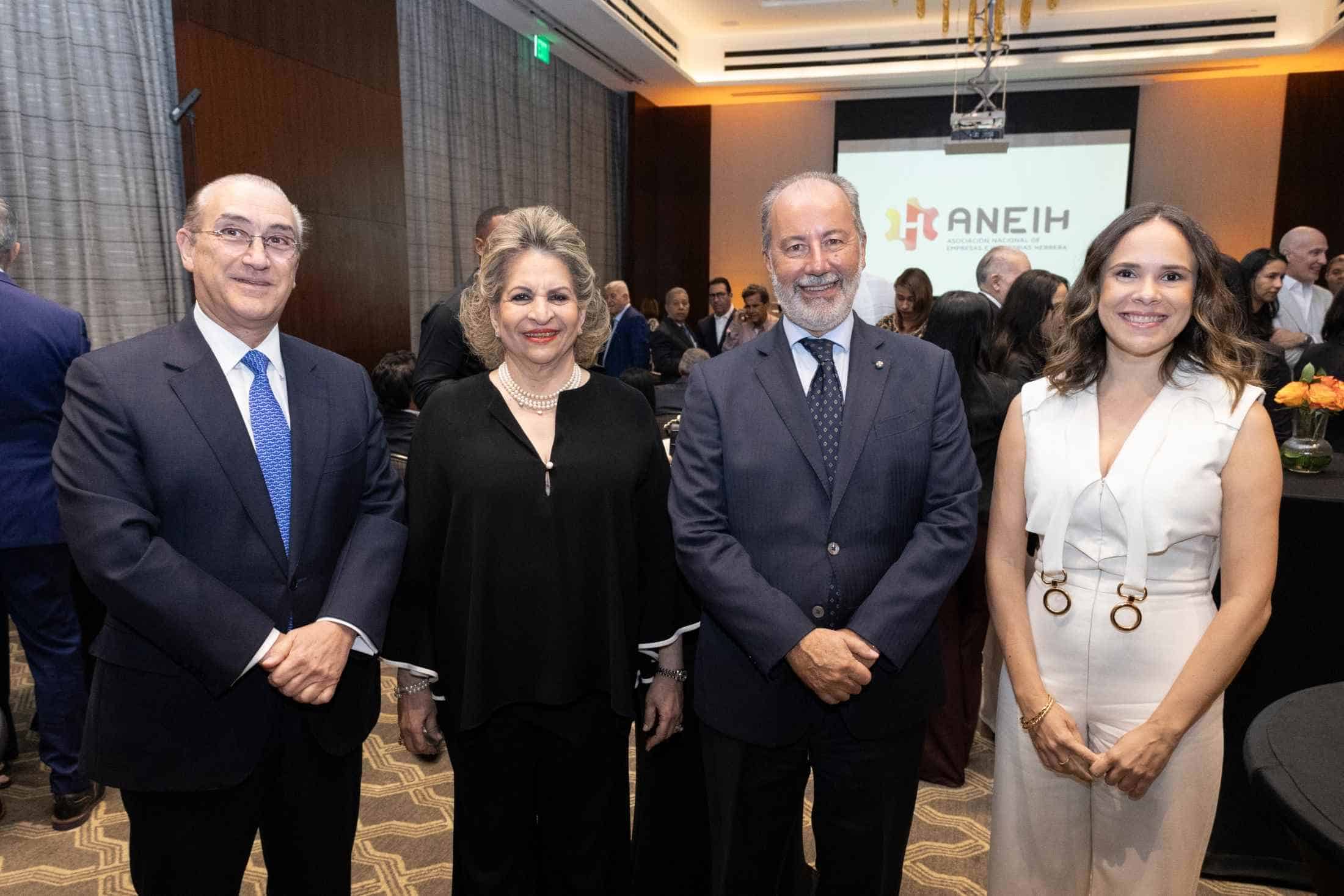 Mario Lama, Alexandra Izquierdo, Stefano Queirolo y Rosángela Viro.