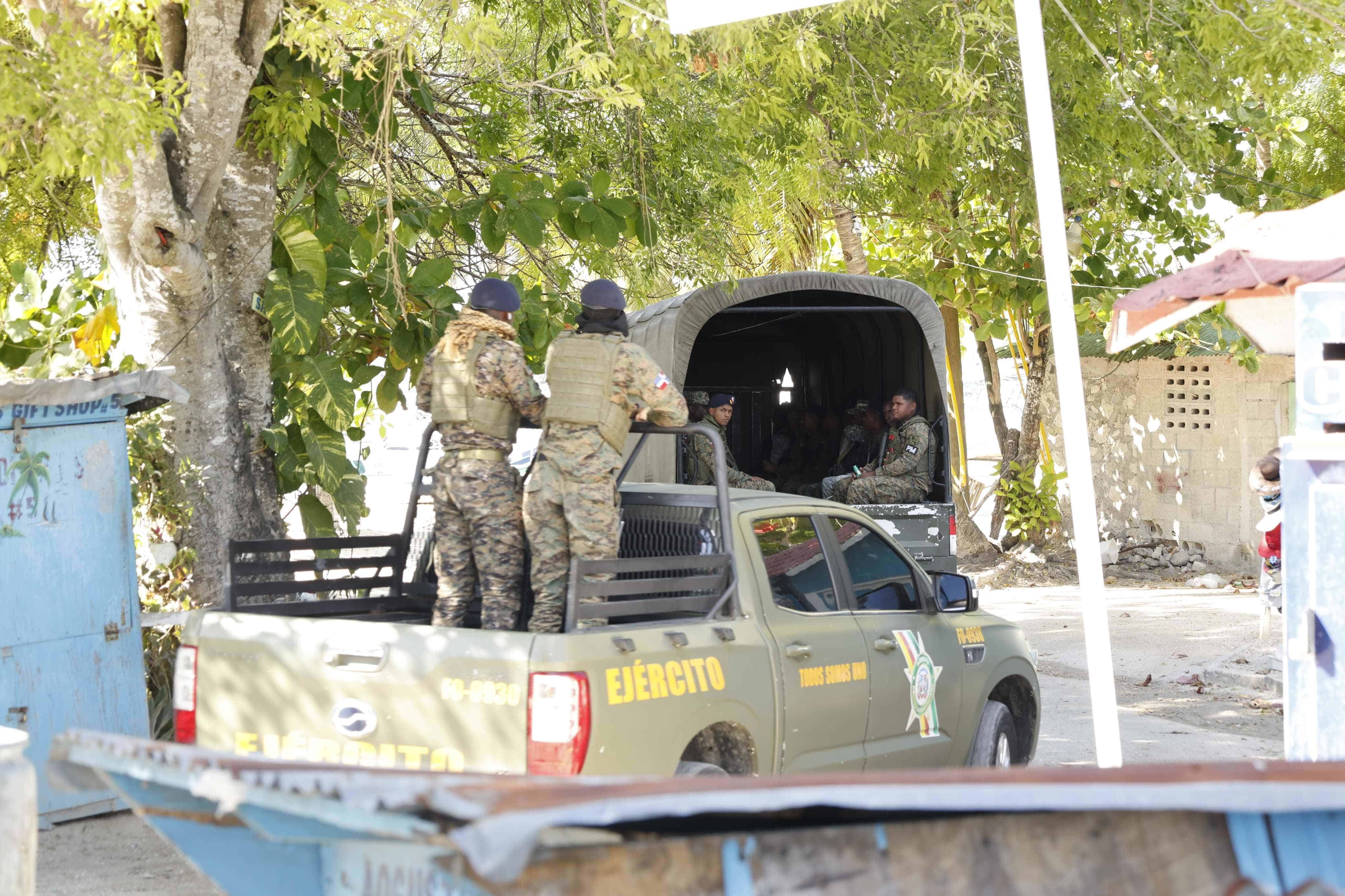 Miembros del Ejército vigilan el distrito municipal de Bayahíbe, en la provincia La Altagracia, este miércoles 15 de enero. 