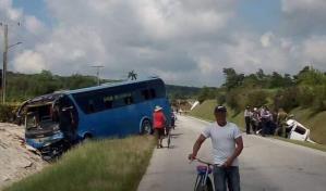 Dos fallecidos y siete heridos en Cuba por accidente de un autobús turístico