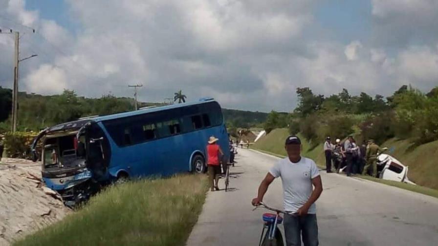 Dos fallecidos y siete heridos en Cuba por accidente de un autobús turístico