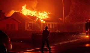 Con incendios aún activos, se habla de reconstruir barrios de Los Ángeles arrasados por el fuego