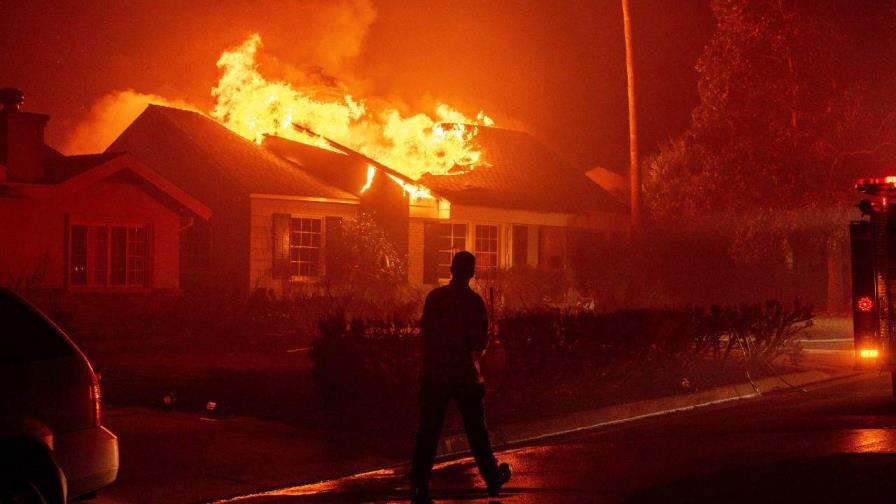 Con incendios aún activos, se habla de reconstruir barrios de Los Ángeles arrasados por el fuego