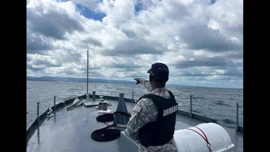 Autoridades rescatan a 24 personas tras naufragio en la costa en Miches