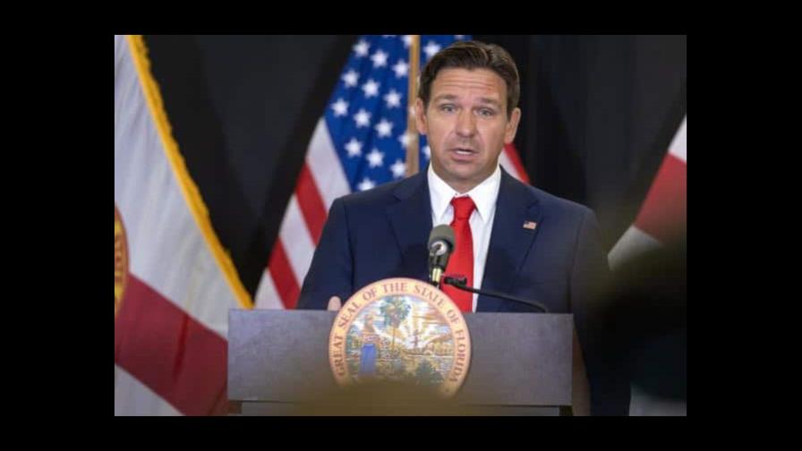 DeSantis pide poder extraordinario para transportar extranjeros fuera de EEUU, dice diario