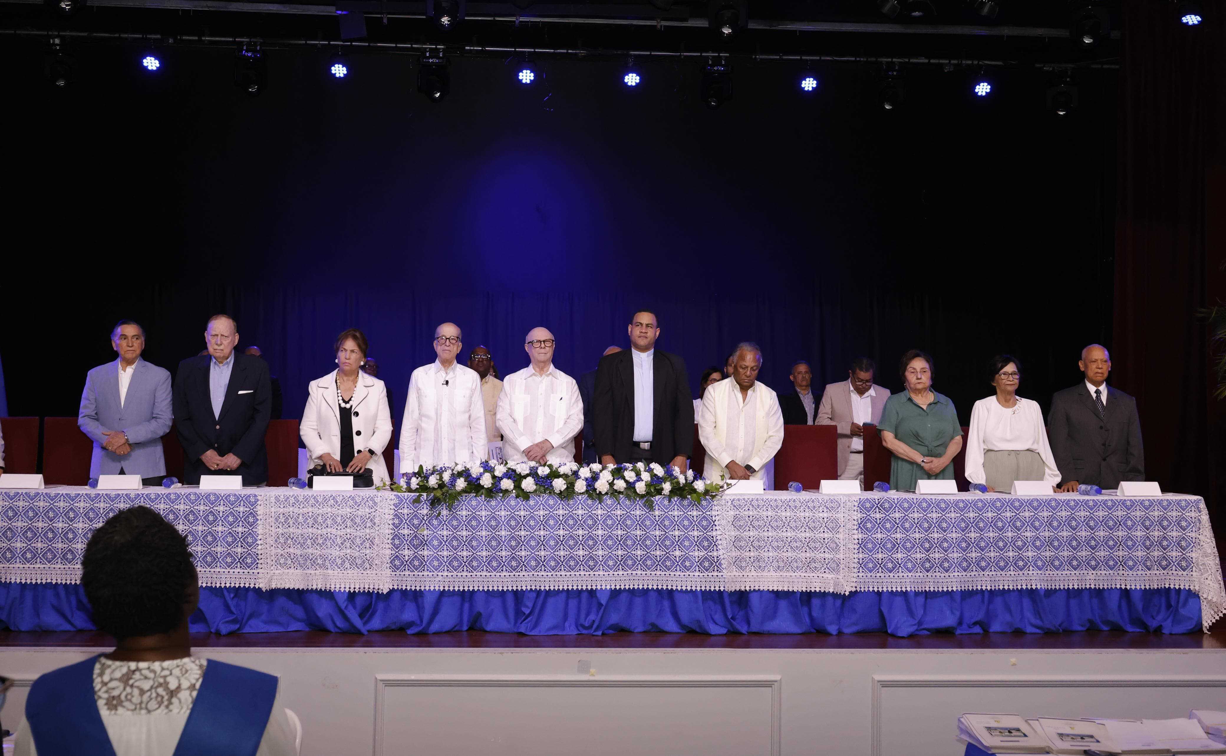 El expresidente Hipólito Mejía encabezó la graduación.